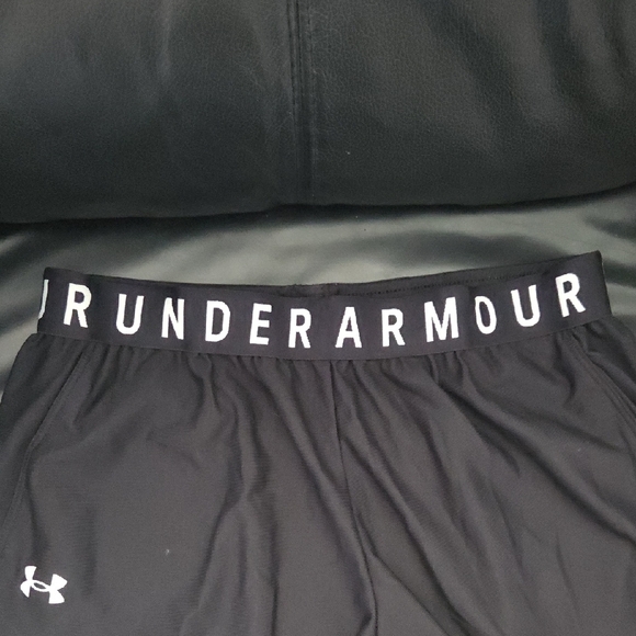Under Armour Women's SZ M Athletic Gym Black Heat gear Shorts White Logo Broad - Picture 3 of 9